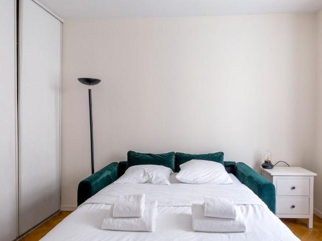 Bright Studio with AC near Parc Monceau, Paris Amsterdam Apartments for Rent