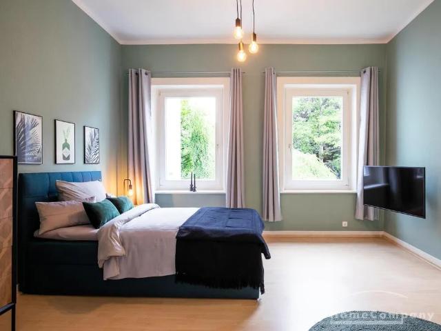Bright, stylish and comfortably furnished, 48 sqm apartment with high ceilings within walking distance to the Schanzenvierte