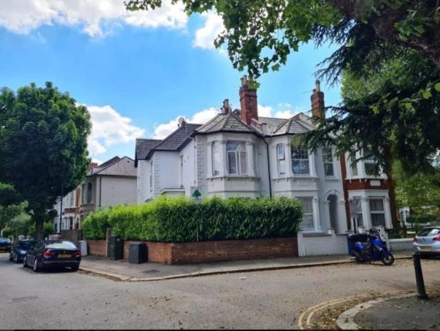 Bright & Stylish Furnished Studio, Ealing, W3