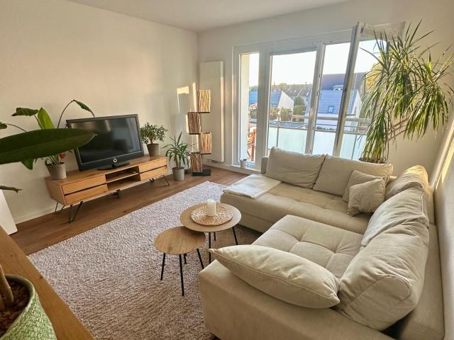 Bright, stylish home with sun balcony, just 200 m from the Rhine in Cologne Weiß