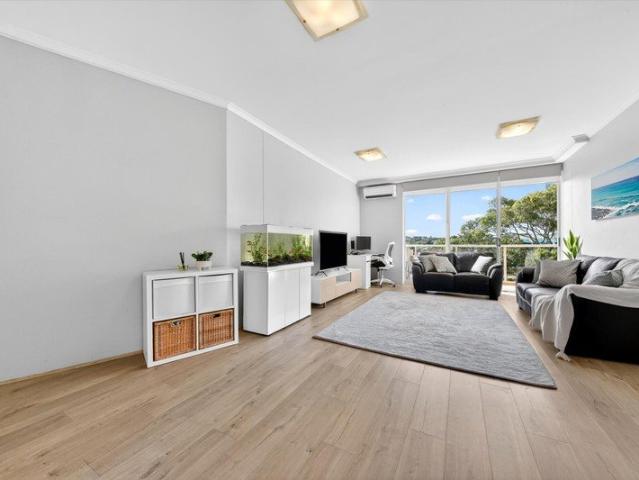 Bright & Stylish North East Facing Apartment in 'The Arch' Building