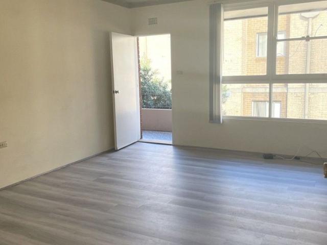 Bright & Sunny 2 Bedroom Unit in Prime Location