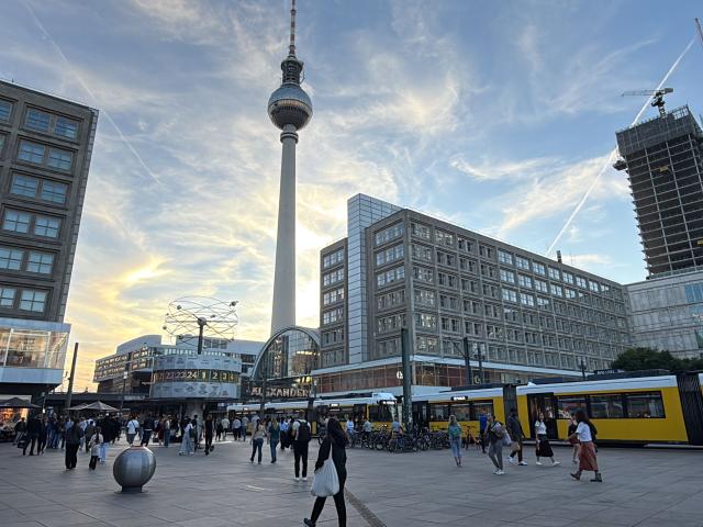 Bright Sunny Apartment MITTE Alexanderplatz Furnished Anmeldung October 11th
