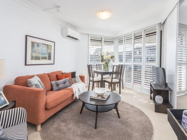 Bright, Sunny Serviced Apartment Overlooking Pool & Garden