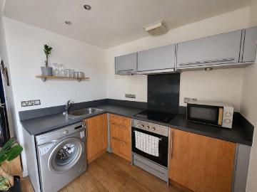 Bright Sunny Studio Apartment available in City