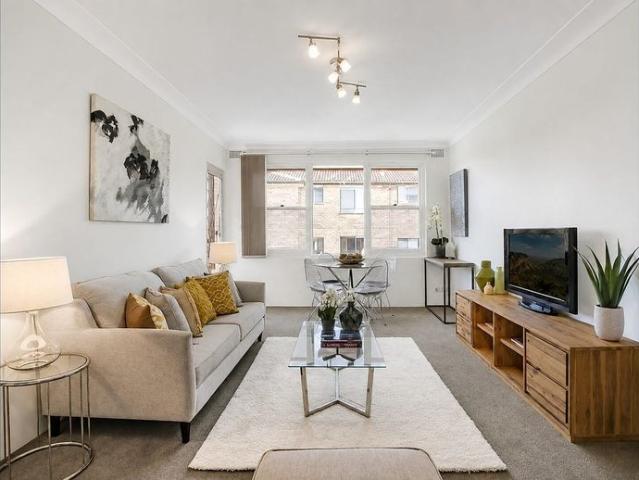 Bright & Sunny Top Floor Apartment