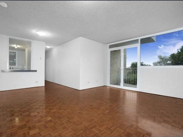 Bright & Sunny Two Bedroom Apartment with Carspace
