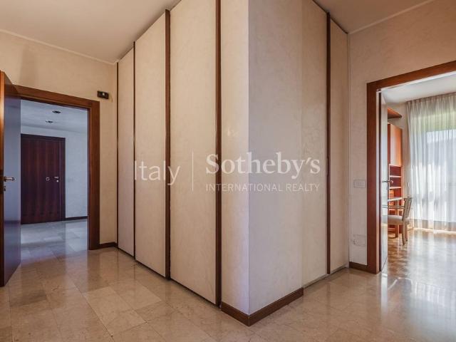 Bright penthouse in the CityLife area