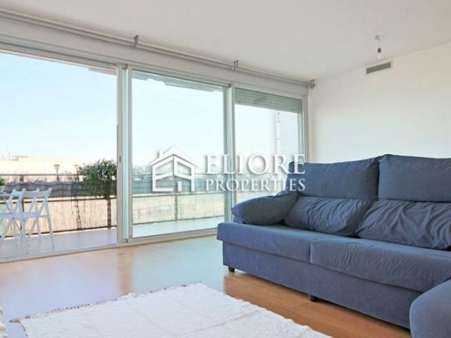 Bright penthouse with 2 private terraces and sea views!