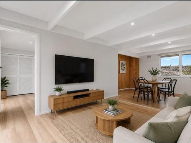 Bright & Private Upstairs 2 Bedroom Unit