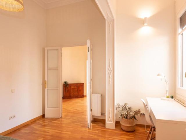 Bright private double room in the picturesque Sarrià Sant Gervasi district