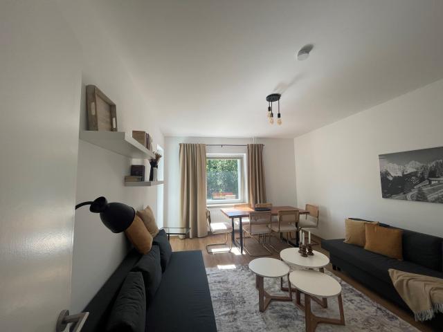 Bright, quiet apartment with balcony, bathtub, and office in green Spandau