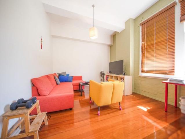 Bright & Quiet Loft Style Apartment in a Convenient Location