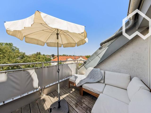 Bright & Quiet Top Floor Apartment with Spacious Rooftop Terrace & Excellent Pasing Connection, Munchen Amsterdam Apartments for Rent