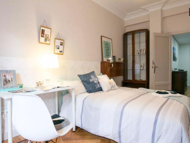 Bright room with balcony for rent in 4 bedroom apartment in Deusto