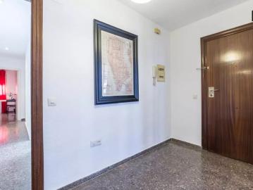 Bright room with balcony for rent in 5 bedroom apartment in Ciutat Vella