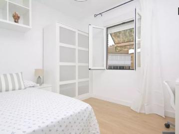Bright room with chest of drawers in 4 bedroom apartment, Carabanchel
