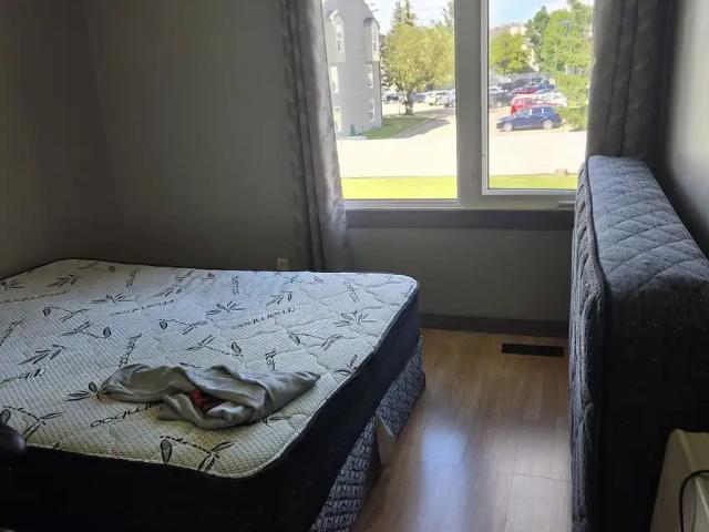 Bright room with lot's of closet space
