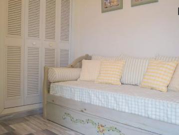 Bright room for rent in 4 bedroom apartment in Las Gondolas