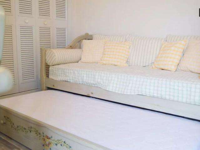 Bright room for rent in 4 bedroom apartment in Las Gondolas