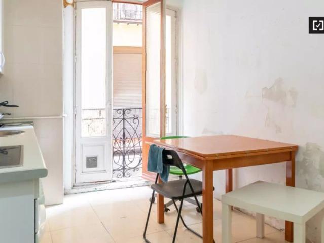 Bright room for rent in 7 bedroom apartment in Centro