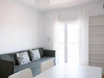 Bright room for rent in 3 bedroom apartment in Hortaleza