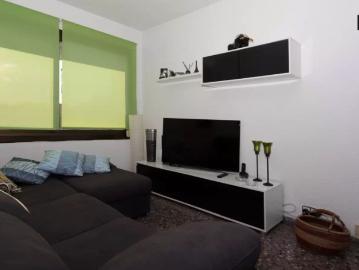 Bright room ideal for male students in 3 bedroom apartment in La Dreta de l'Eixample
