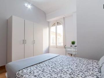 Bright room in 7 bedroom apartment, Ciutat Vella