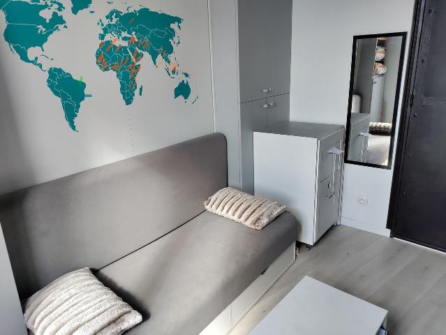 Bright room on top of Paris toilets on the landing, Paris Amsterdam Apartments for Rent