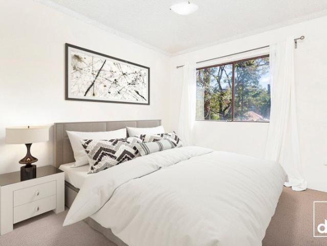 BRIGHT, RETRO STYLE APARTMENT IN CENTRAL WOLLONGONG