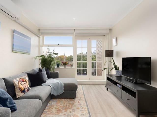 Bright, Renovated Lock And Leave in Bayside Elsternwick