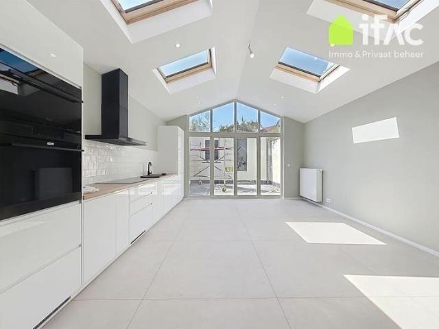 Bright renovated townhouse with sunny terrace