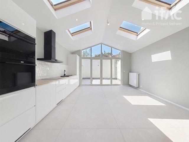 Bright renovated townhouse with sunny terrace
