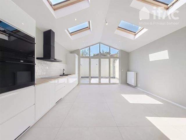 Bright renovated townhouse with sunny terrace