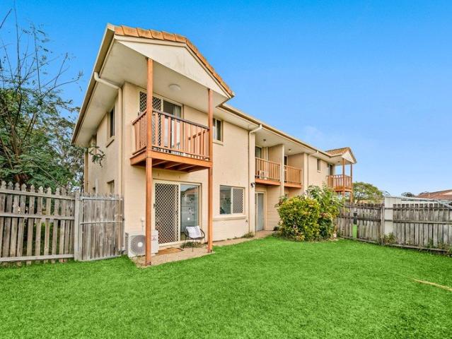 BRIGHT, RENOVATED TOWNHOUSE WITH 3 BALCONIES!