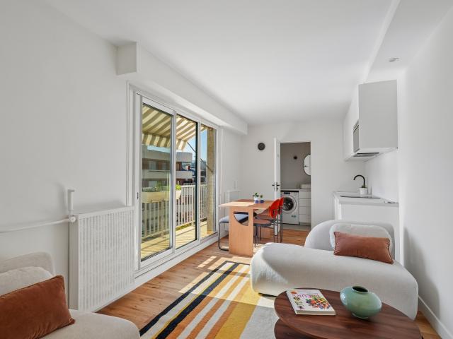 Bright renovated 1 BR+ Large Balcony – Paris 15th