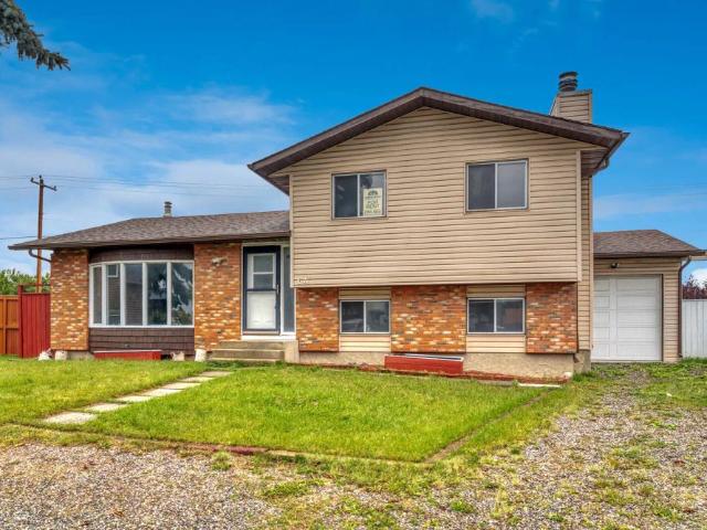 Bright renovated 3 bedroom home in Castleridge — 3 Bedrooms House