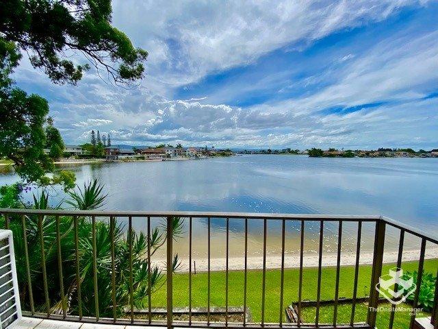 Bright Waterfront 2 Bedroom apartment with stunning water views