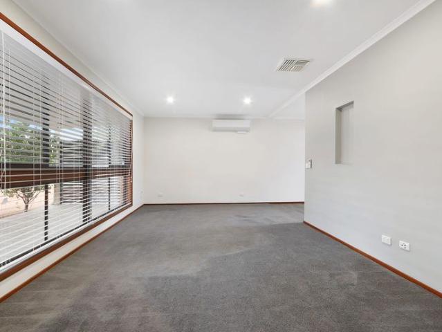 Bright & Welcoming 3 Bedroom Home with Private Backyard