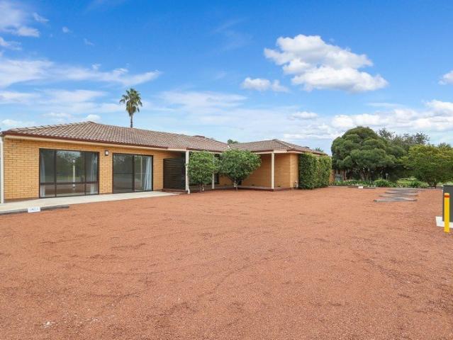 Bright & Welcoming 3 Bedroom Home with Private Backyard