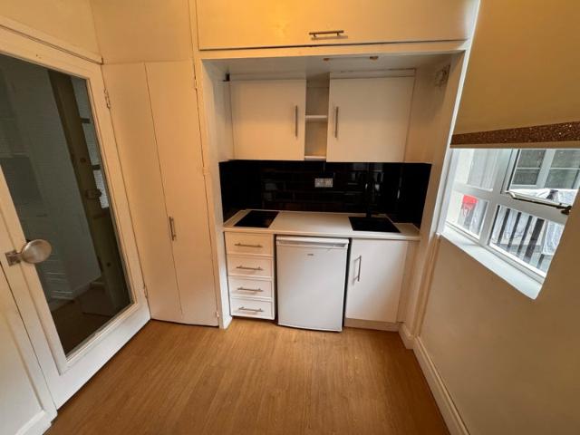 Bright & Well Appointed Studio Apartment