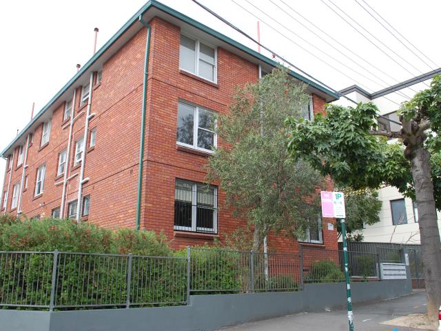 bright & well presented top floor studio in convenient redfern location