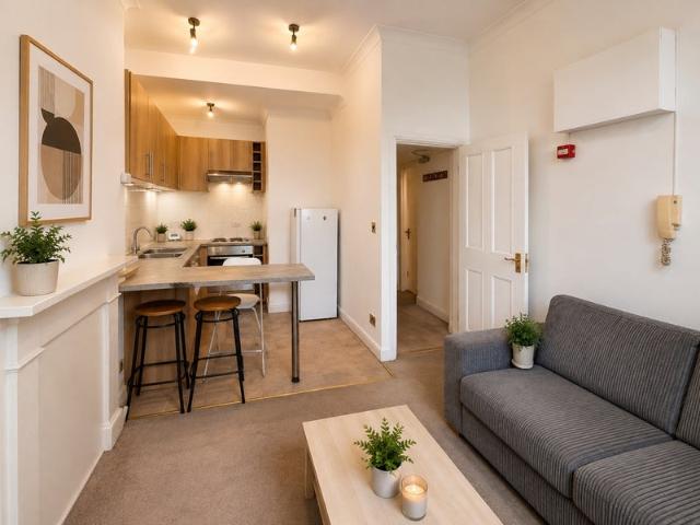 ✨ Bright & well presented two bed flat