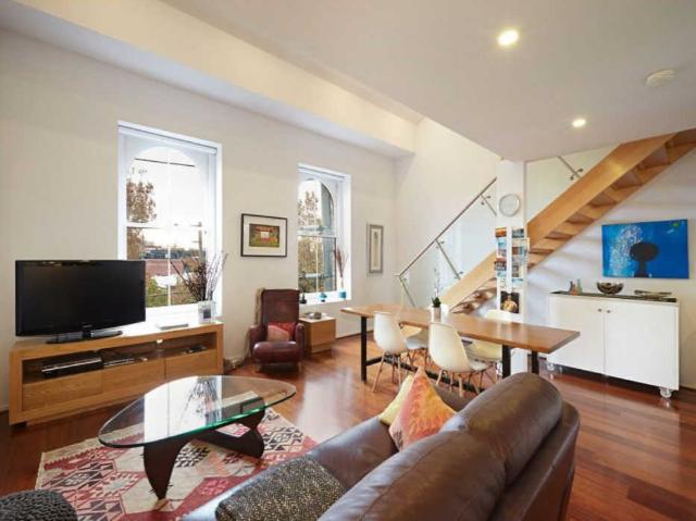 BRIGHT WITH SOARING CEILING APARTMENT
