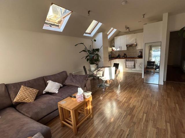 Bright Wimbledon Flat + Garden – 5 Mins to Station