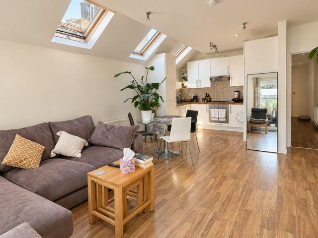 Bright Wimbledon Flat + Garden – 5 Mins to Station