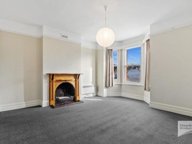 Bright Top Floor One Bedroom Apartment in Prime North Hobart Location