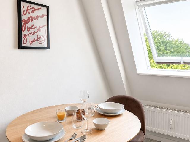 Bright Top Floor Apartment with Loggia and Green Views, Berlin Amsterdam Apartments for Rent