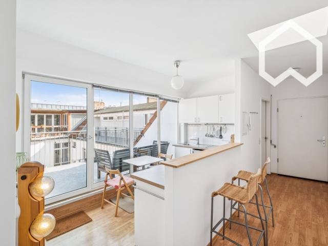 Bright Top Floor Apartment with Terrace & Charming Altbau Flair in Prenzlauer Berg