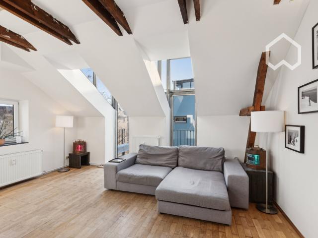 Bright top floor apartment + balcony in the center Ottensen, 75 sqm, 3 minutes walk to Altona station, culture, gastro